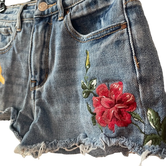 PacSun Denim Flower Embroidered Distressed Light Wash Shorts Size 23 - Picture 4 of 8